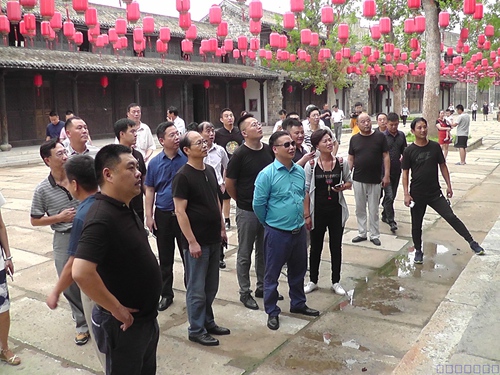 合肥市阜阳商会考察团一行走进管仲老街